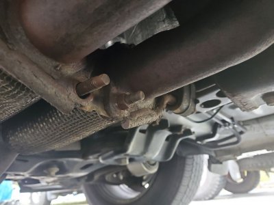 missing exhaust bolt.jpg